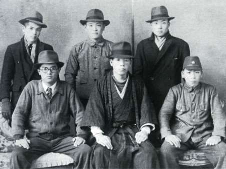１９４２年１月、朝鮮半島に渡った記念に撮影。（前列右から）大久保利成さん、兄・国雄さん