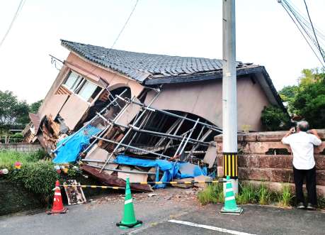 地震で倒壊したとみられる家屋＝８日午後６時２０分ごろ、大崎町仮宿