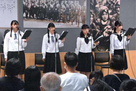 〈別カット〉特攻隊員の遺書を朗読する高校生＝１５日、南さつま市の万世特攻平和祈念館