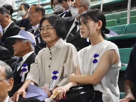 鹿児島県から参列する遺族で最年少の野村碧さん（右）と祖母の文子さん＝１５日、東京・日本武道館