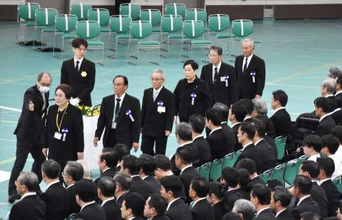 鹿児島県の遺族を代表し献花に向かう石神正明さん（後ろから２人目）＝１５日、東京・日本武道館