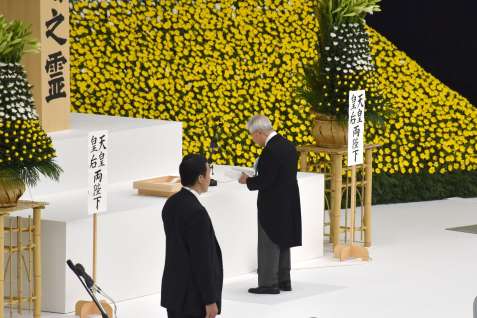 〈関連〉「追悼の辞」を読み上げる尾辻秀久参院議長＝１５日、東京都千代田区の日本武道館
