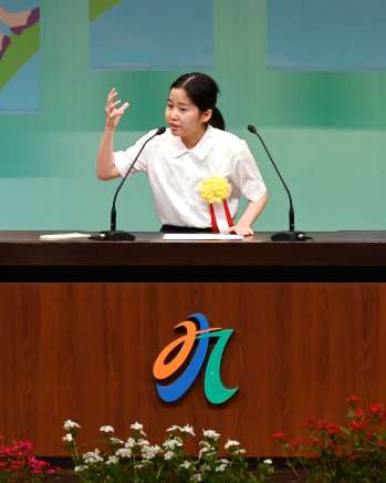 〈別カット〉中学生の部最優秀賞の鳥潟百々花さん＝１５日、南九州市の知覧文化会館