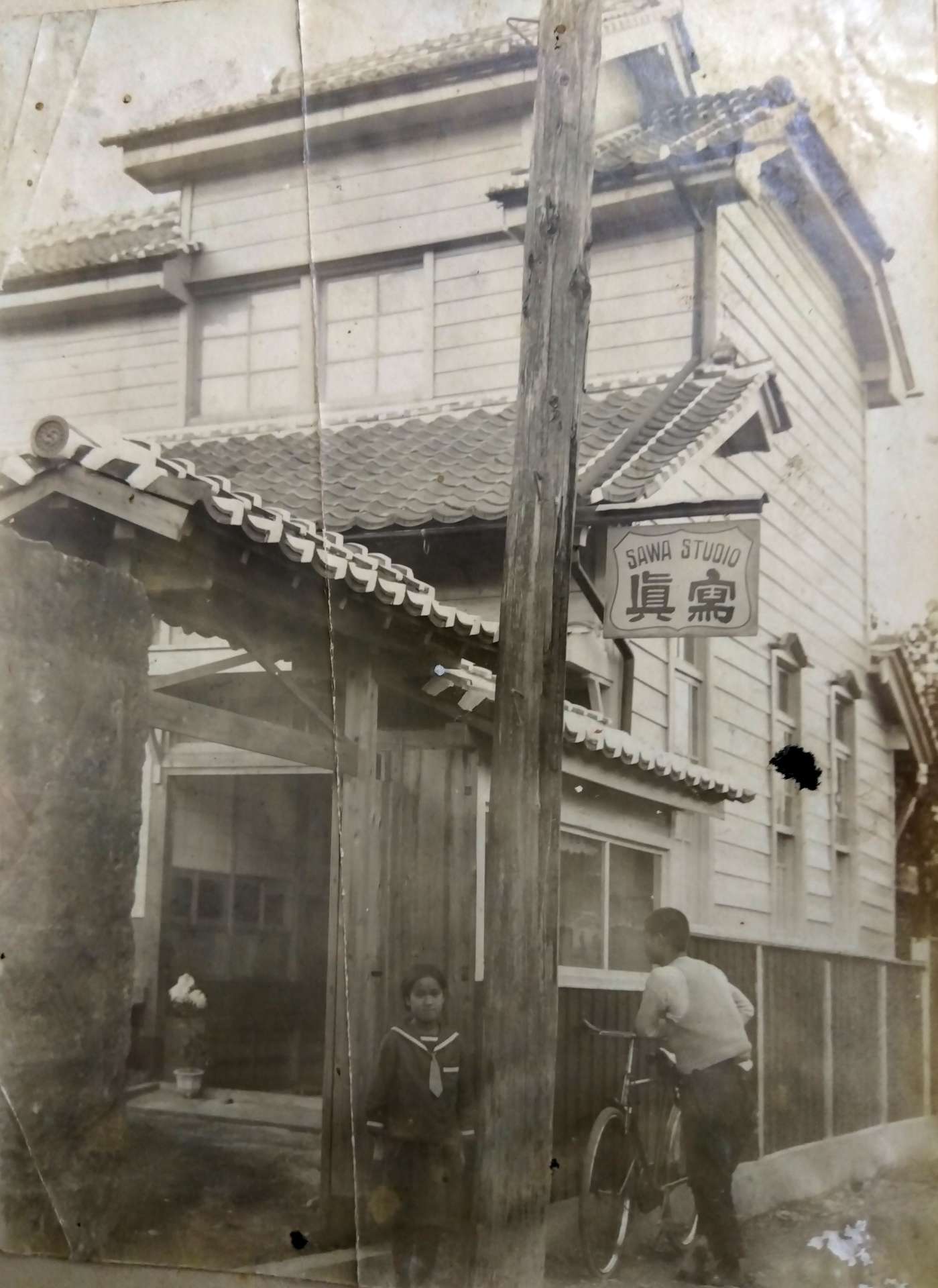 岩川駅のすぐ近くにあった澤俊文さんが生まれた写真館（澤さん提供）