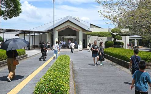 多くの観光客が訪れている知覧特攻平和会館＝１５日、南九州市