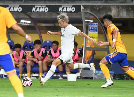前半、クロスを上げる鹿児島Ｕの外山＝ユアテックスタジアム仙台