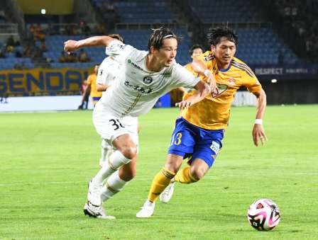 前半、ゴール前へ攻め上がる鹿児島Ｕの有田稜＝ユアテックスタジアム仙台