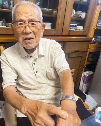 機関銃の掃射で傷めた左手の傷を見せる牧道重さん＝鹿児島市西陵６丁目