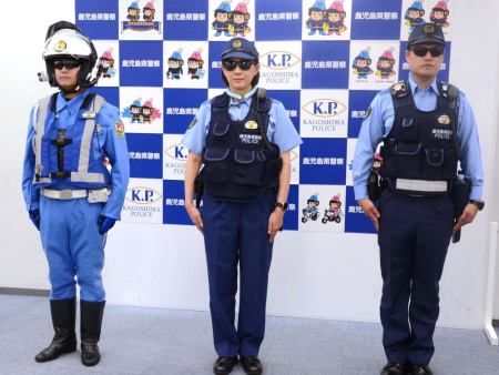 （正面から）暑さ対策品とサングラスを身につけた警察官ら＝２１日、鹿児島市の県警本部
