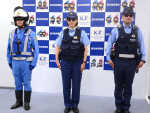 （正面から）暑さ対策品とサングラスを身につけた警察官ら＝２１日、鹿児島市の県警本部