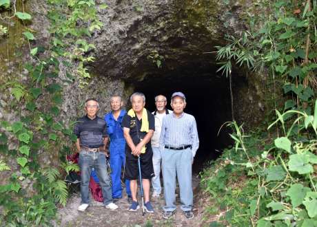 霧島地区に残る戦車壕跡と保存活用を探る大川育英会のメンバー＝霧島市霧島大窪