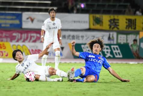 前半、こぼれ球を取りにいく鹿児島ＵのＤＦ星（左）＝ＪＩＴリサイクルインクスタジアム