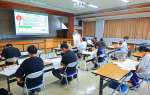 災害時の対応を学ぶ受講者＝鹿屋市役所