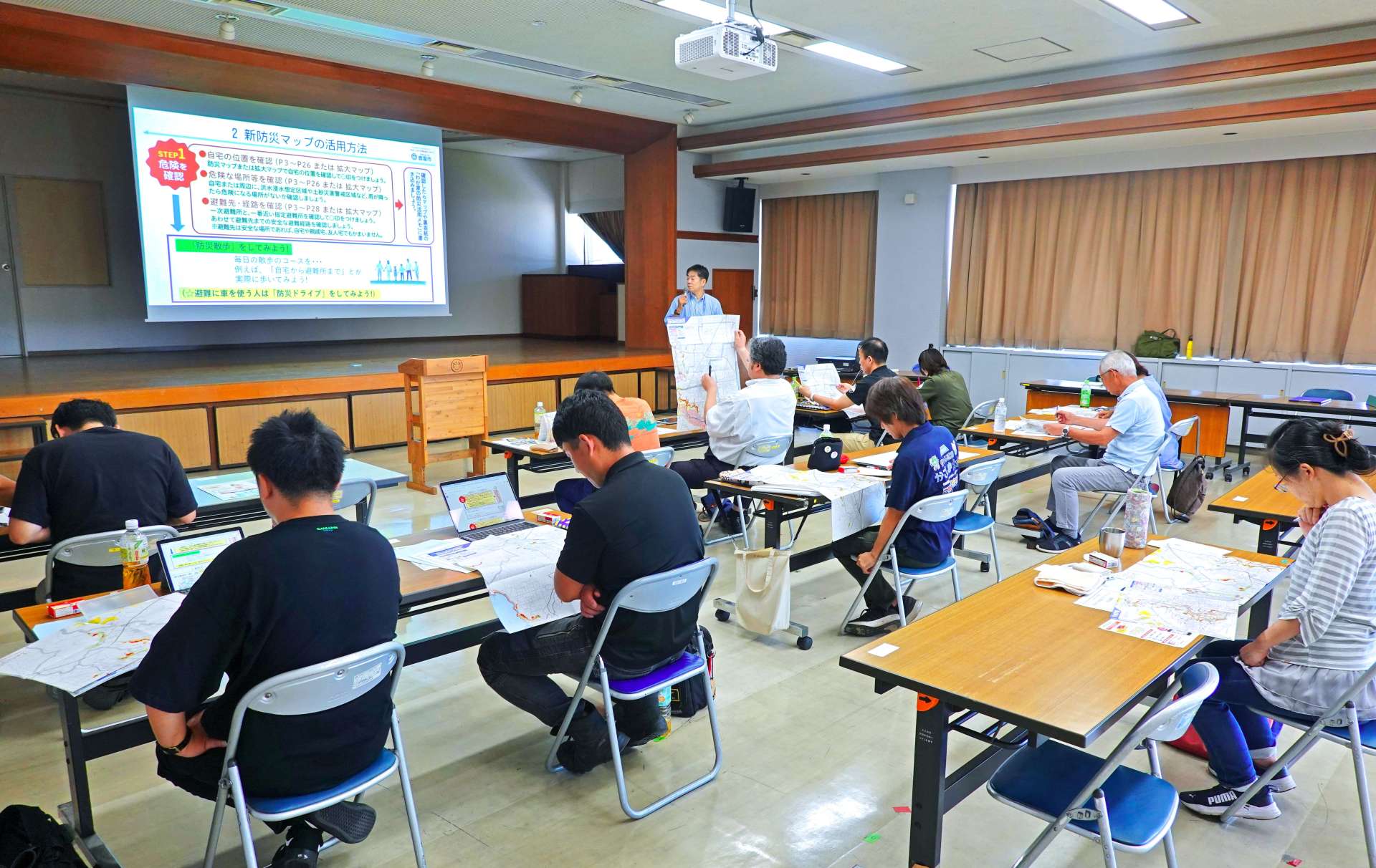 災害時の対応を学ぶ受講者＝鹿屋市役所