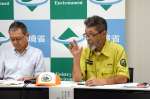 外来種問題の脅威を語る環境省の阿部愼太郎さん（右）＝３日、奄美市名瀬の市民交流センター