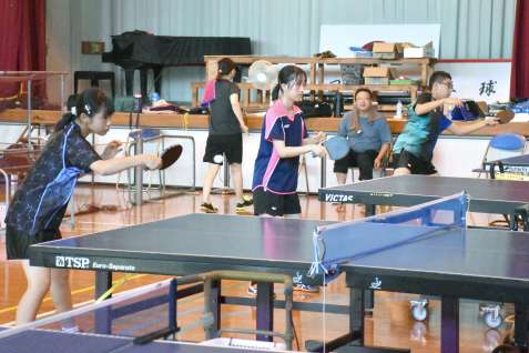 練習に励む上甑卓球クラブのジュニア選手ら＝薩摩川内市上甑の旧平良小学校