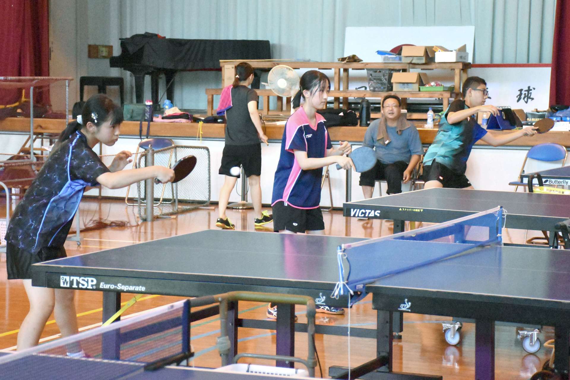 練習に励む上甑卓球クラブのジュニア選手ら＝薩摩川内市上甑の旧平良小学校