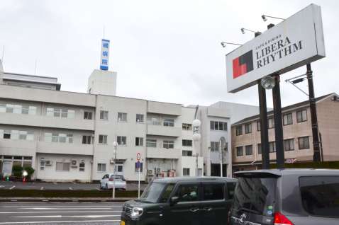 通りを挟み向かい合う橘病院とリベラリズム＝都城市中町