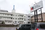 通りを挟み向かい合う橘病院とリベラリズム＝都城市中町