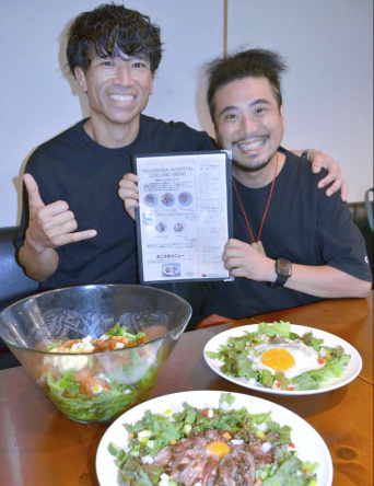 コラボメニューを開発したリベラリズム店主の蒲生憲明さん（右）と橘病院の小島岳史副院長＝都城市中町