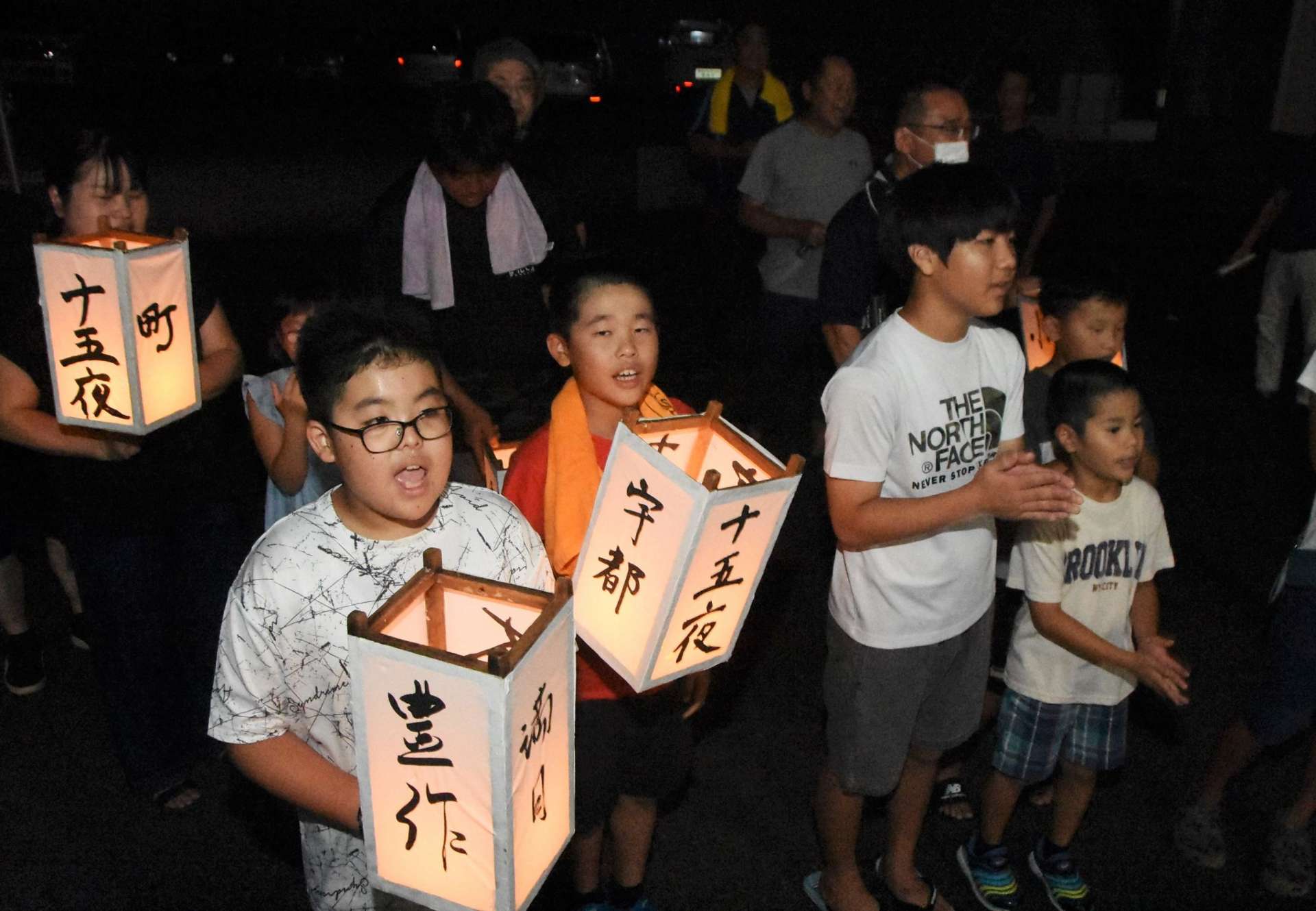十五夜歌を歌いながら集落を巡る子どもら＝３日、南さつま市坊津町泊