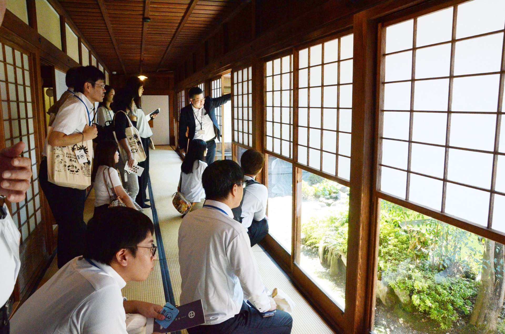 担当者の説明を聞く大阪と名古屋からの旅行業者ら＝６日、鹿児島市の仙巌園