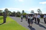 仙巌園についての説明を聞く大阪と名古屋の旅行業者ら＝６日、鹿児島市の仙巌園