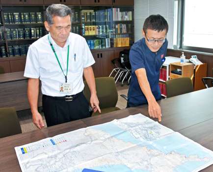 佐多地区での津波避難対策を説明する防災担当者＝６日、南大隅町役場