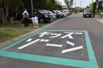 〈関連〉運転手に注意を呼びかける「キッズゾーン」の路面標示＝４日、薩摩川内市平佐町