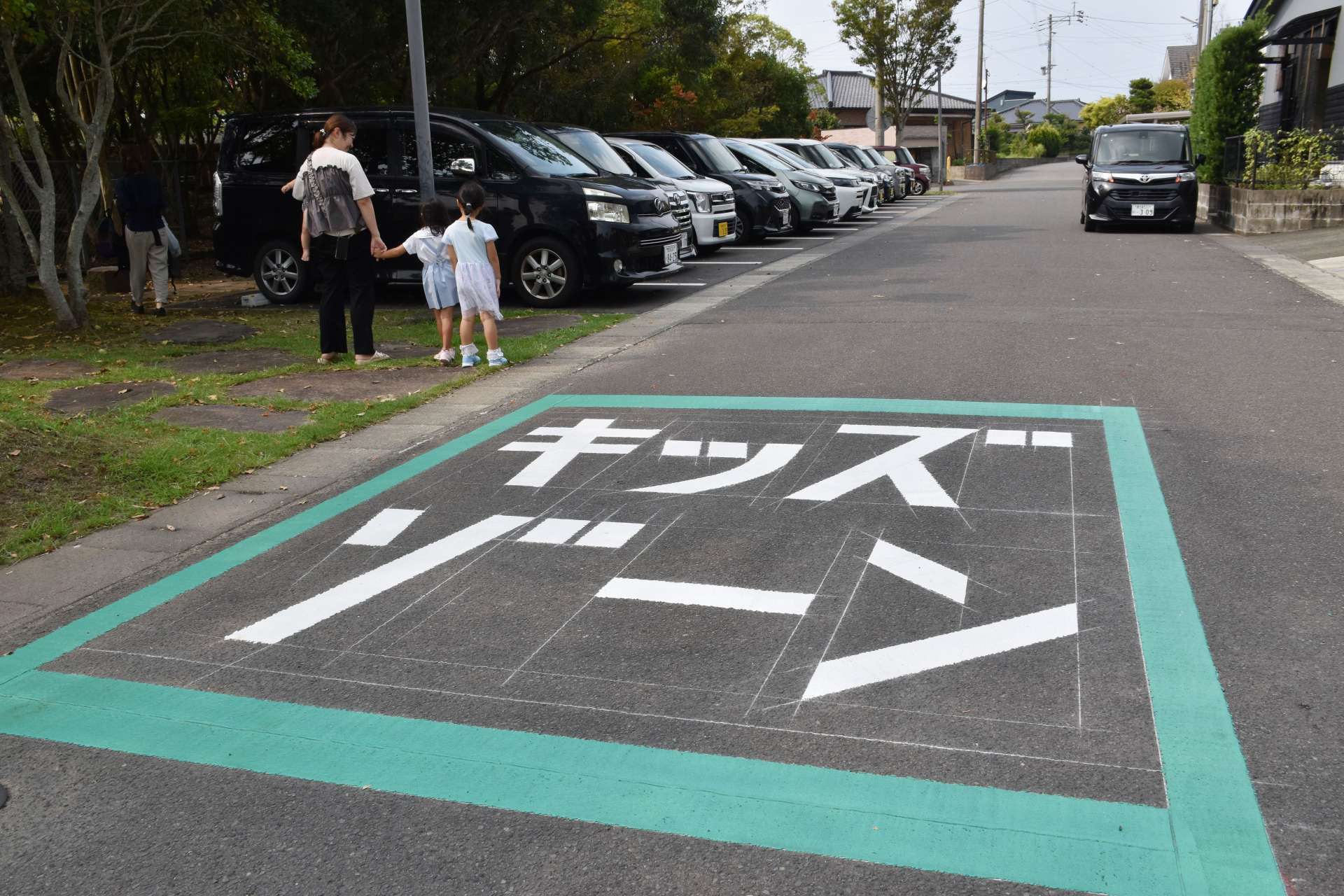〈関連〉運転手に注意を呼びかける「キッズゾーン」の路面標示＝４日、薩摩川内市平佐町