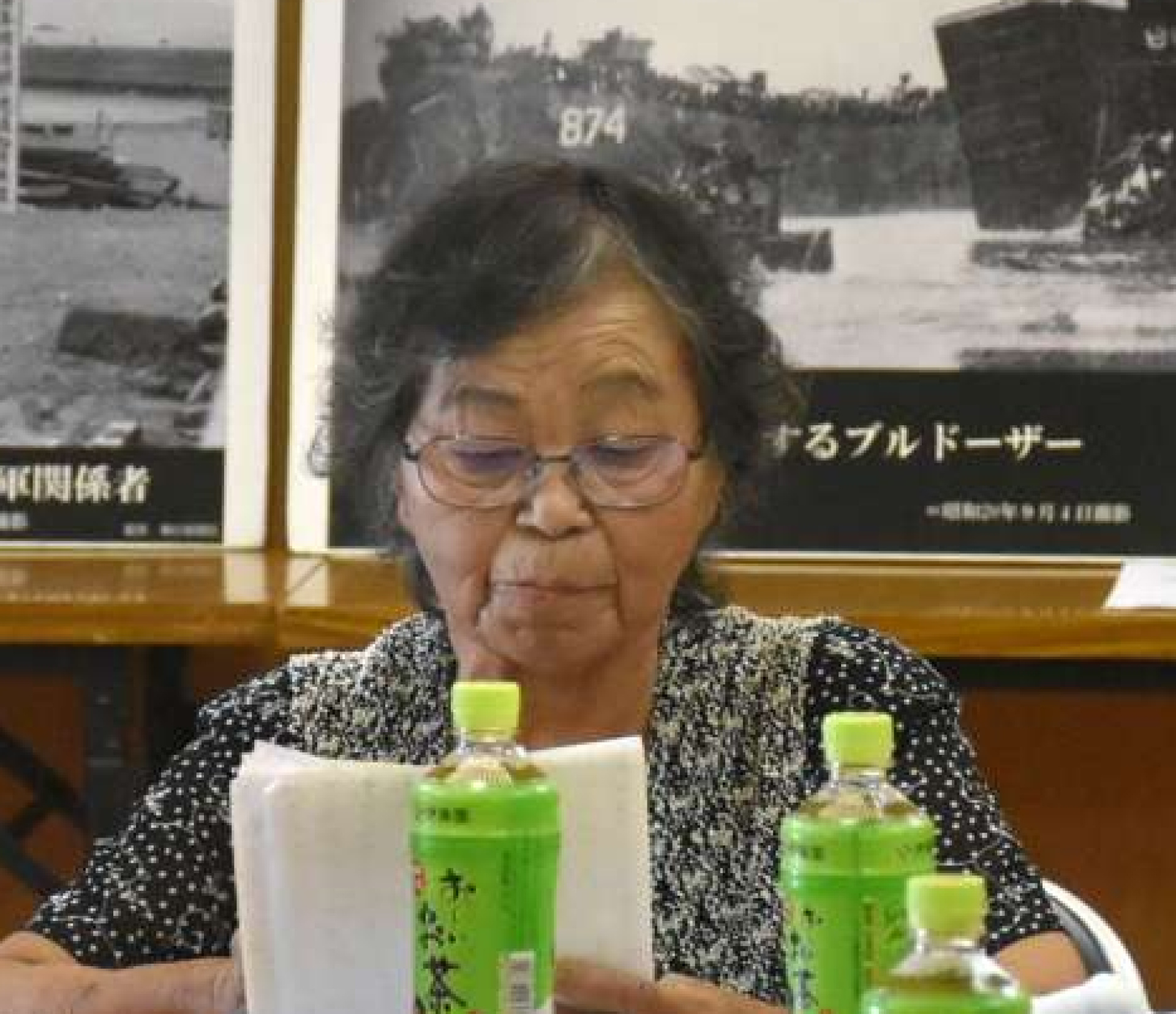 夫・巌さんの手記を朗読する山下ハルヨさん（中央）＝４日、鹿屋市高須町