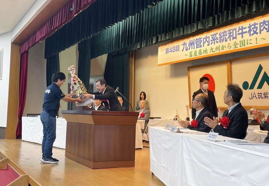 入賞し表彰を受ける鹿児島県の出品者＝７日、福岡県筑紫野市（ＪＡ鹿児島県経済連提供）
