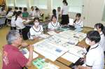 地域の観光関係者にインタビューする生徒たち＝、南九州市の頴娃高校