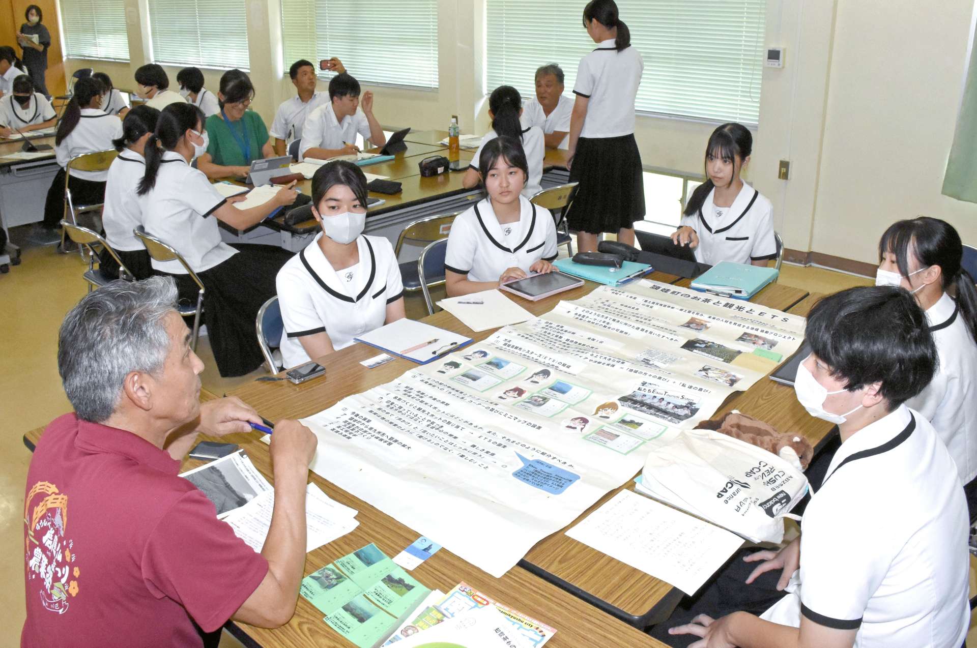 地域の観光関係者にインタビューする生徒たち＝、南九州市の頴娃高校