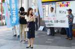 政権交代を訴える街頭演説の参加者＝７日、鹿児島市の天文館