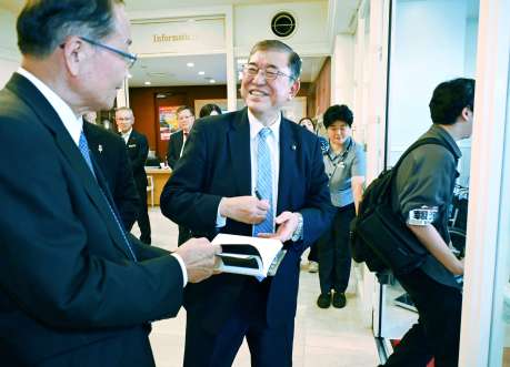 支持者らと歓談する自民党の石破元幹事長＝７日、鹿児島市
