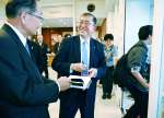 支持者らと歓談する自民党の石破元幹事長＝７日、鹿児島市