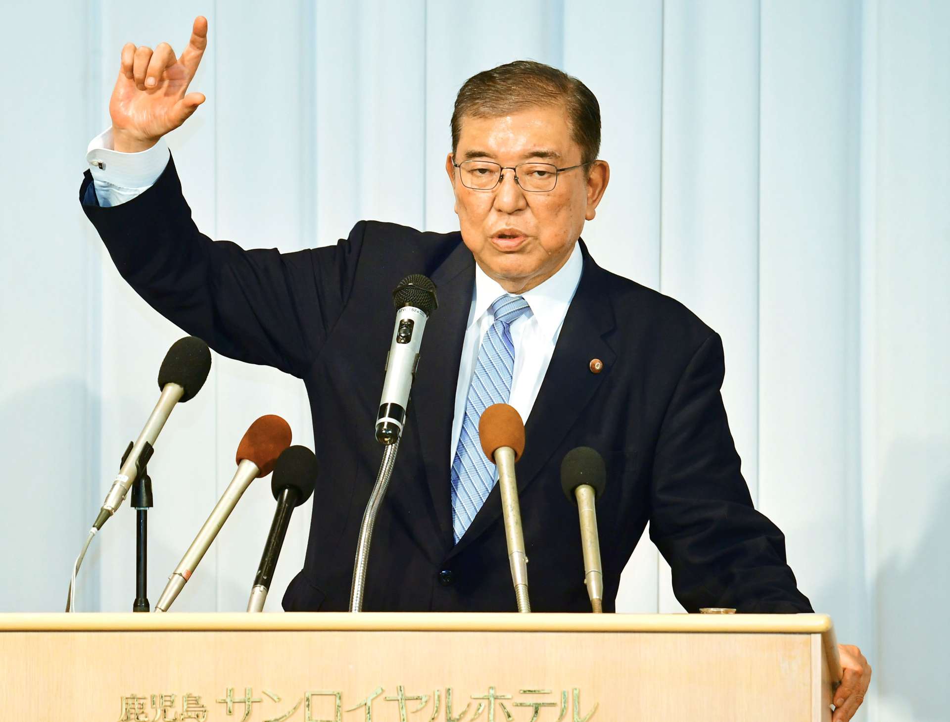 講演する自民党の石破茂元幹事長＝７日、鹿児島市