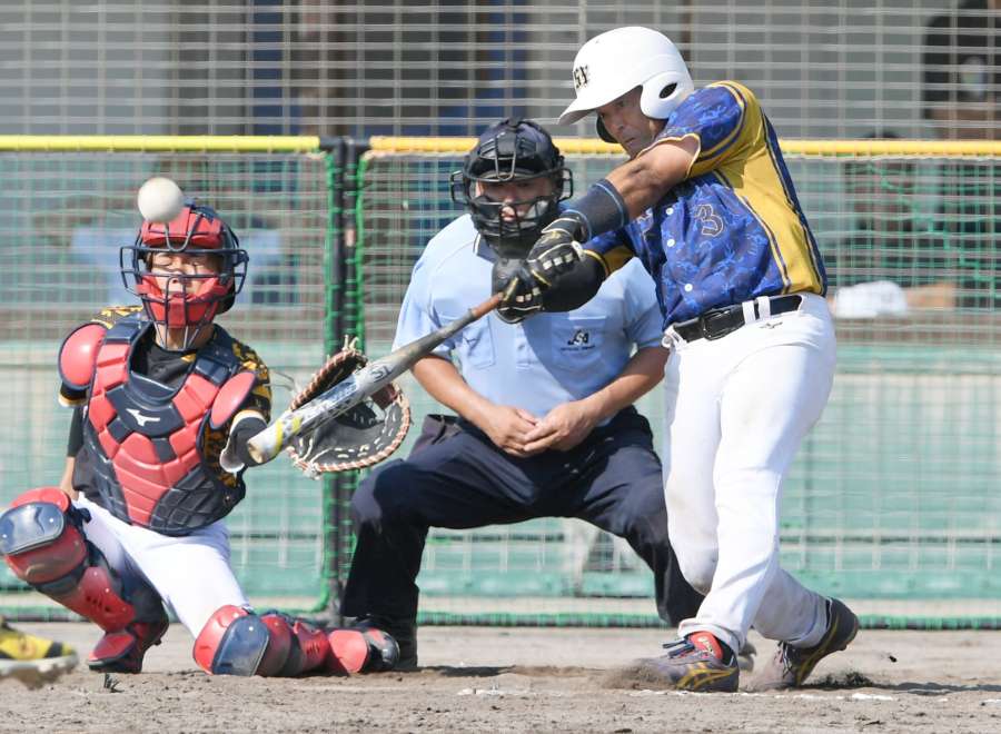 ４回裏酒肴ゆぐち２死一、二塁、前が右越えに適時二塁打を放つ＝鴨池市民