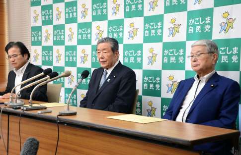 協議後の会見で質問に答える森山裕県連会長（中央）＝７日、鹿児島市の自民党県連