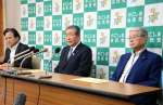 協議後の会見で質問に答える森山裕県連会長（中央）＝７日、鹿児島市の自民党県連