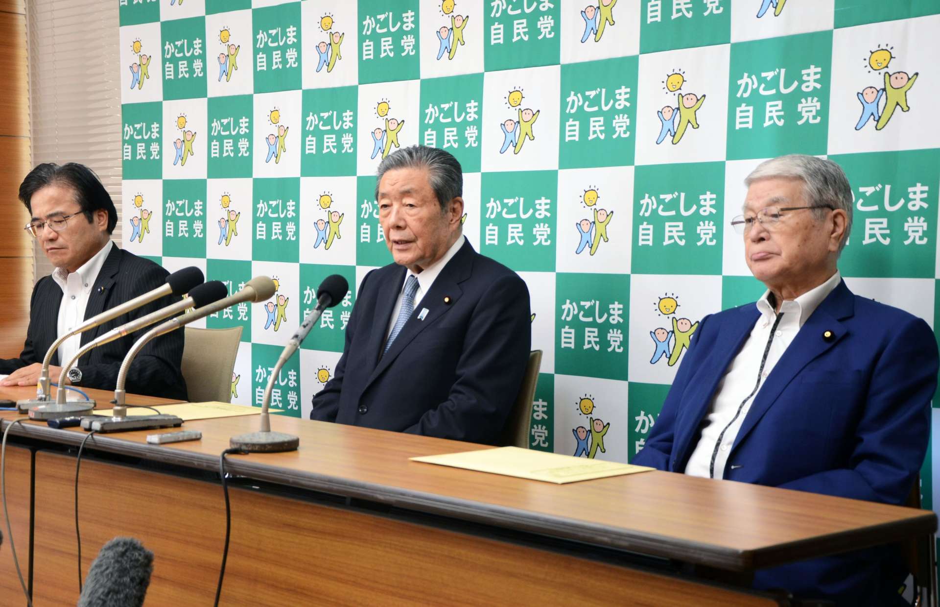 協議後の会見で質問に答える森山裕県連会長（中央）＝７日、鹿児島市の自民党県連