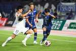 前半、ドリブルで駆け上がる鹿児島Ｕ・沼田（右）＝鹿児島市の白波スタジアム