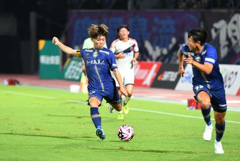 前半、クロスを上げる鹿児島Ｕ・山口＝鹿児島市の白波スタジアム