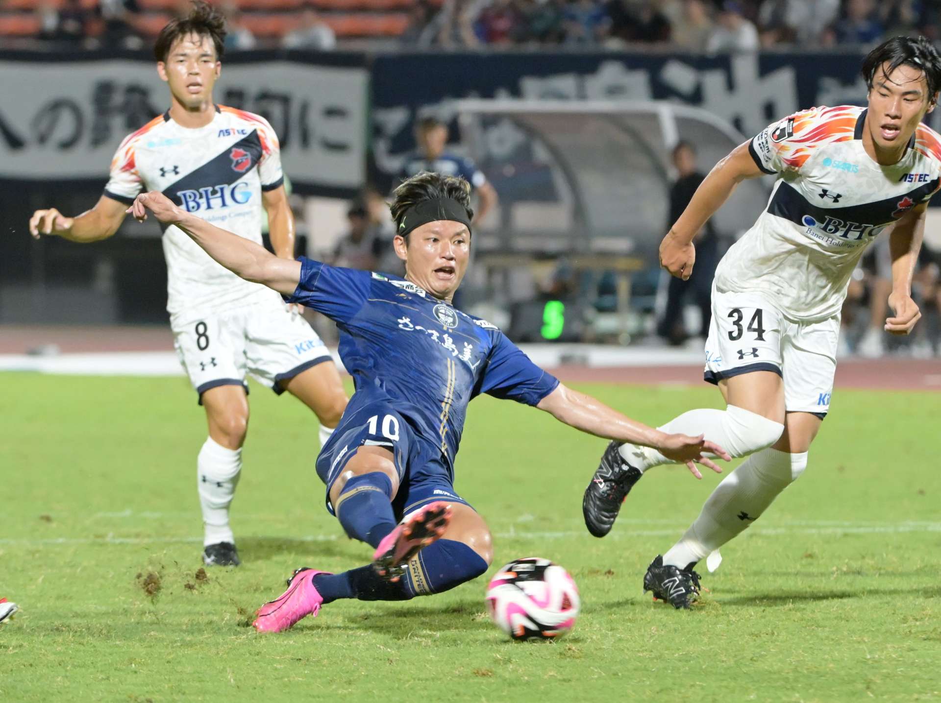 試合終了間際、鹿児島Ｕ・藤本がシュートを決める＝白波スタジアム