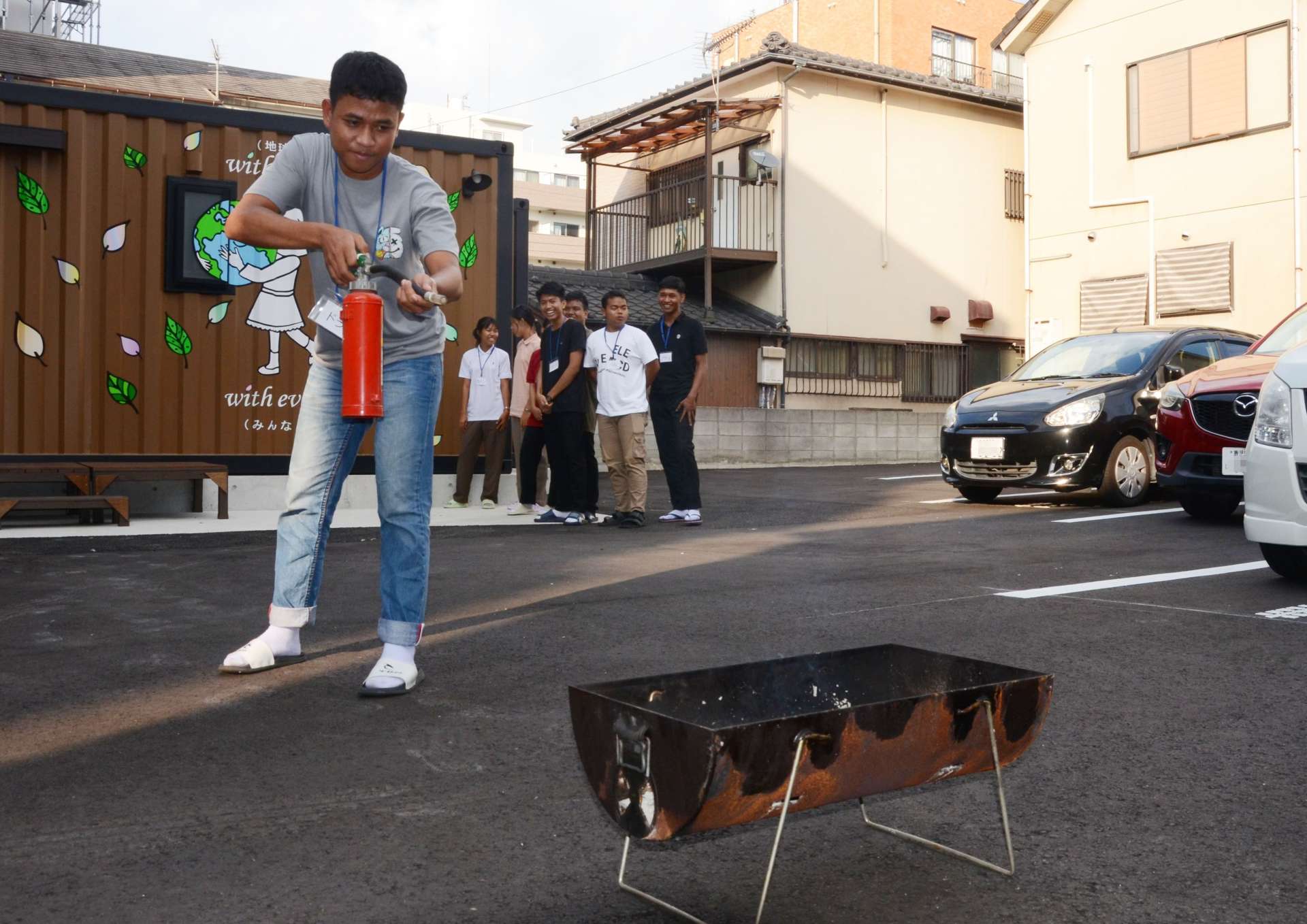 日向灘地震を受け実施された訓練に参加する技能実習生＝６日、鹿児島市のれいめい事業協同組合