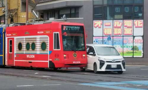 右折しようとして市電と接触事故を起こした乗用車＝鹿児島市中央町（画像は一部加工しています）