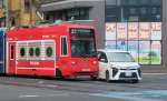 右折しようとして市電と接触事故を起こした乗用車＝鹿児島市中央町（画像は一部加工しています）
