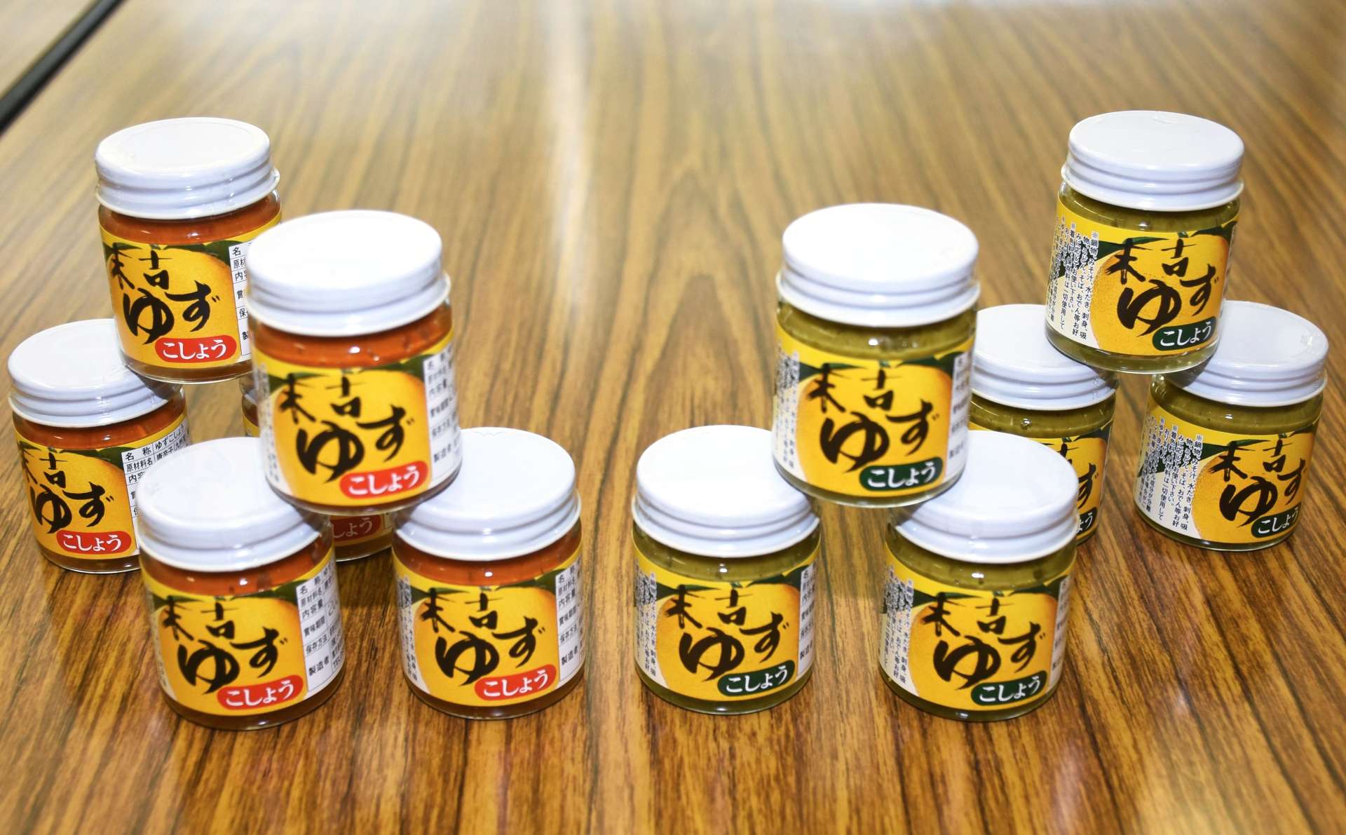 ２種類の「ゆずこしょう」＝曽於市末吉のメセナ食彩センター