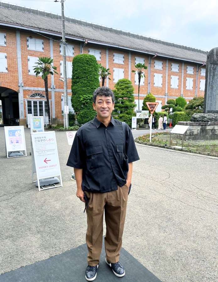 後ろに見えるのは国宝の東置繭所
